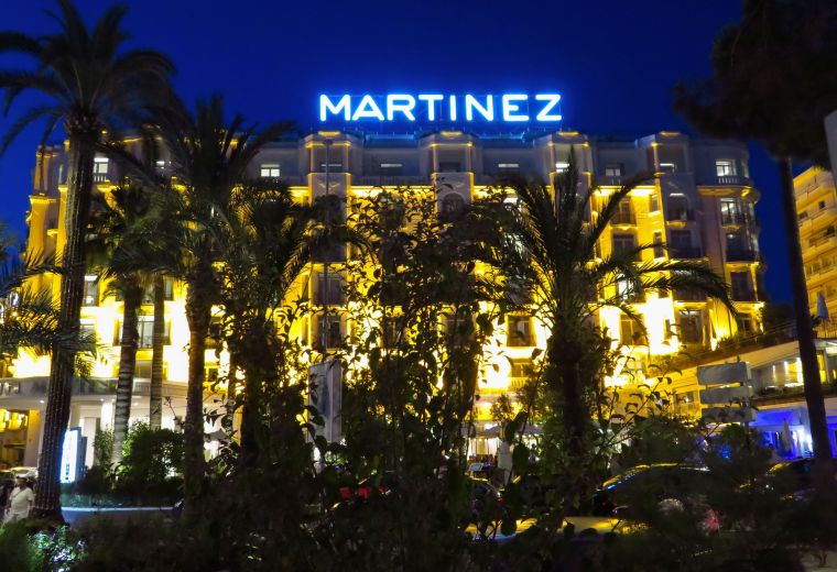 Night view of Hotel Martinez facade ©Venakr/123RF.COM